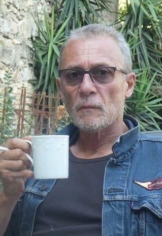Michel Vigné avec une tasse