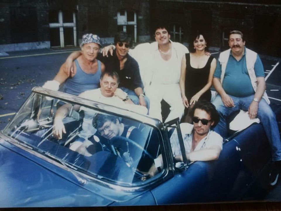 Photo de groupe devant voiture