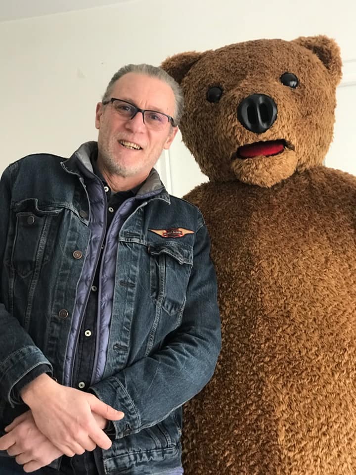 Michel Vigné avec ours en peluche
