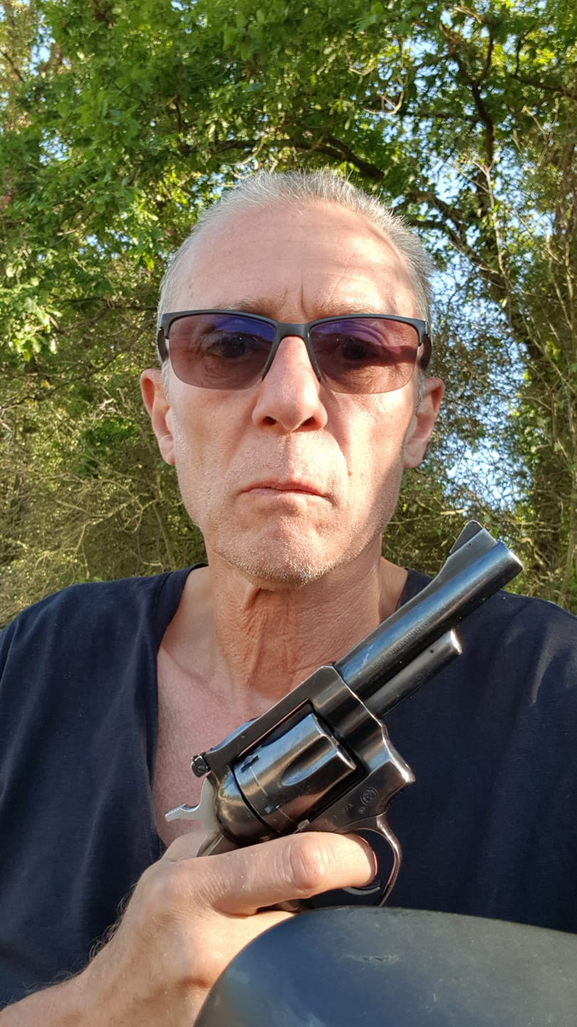 Michel Vigné avec revolver